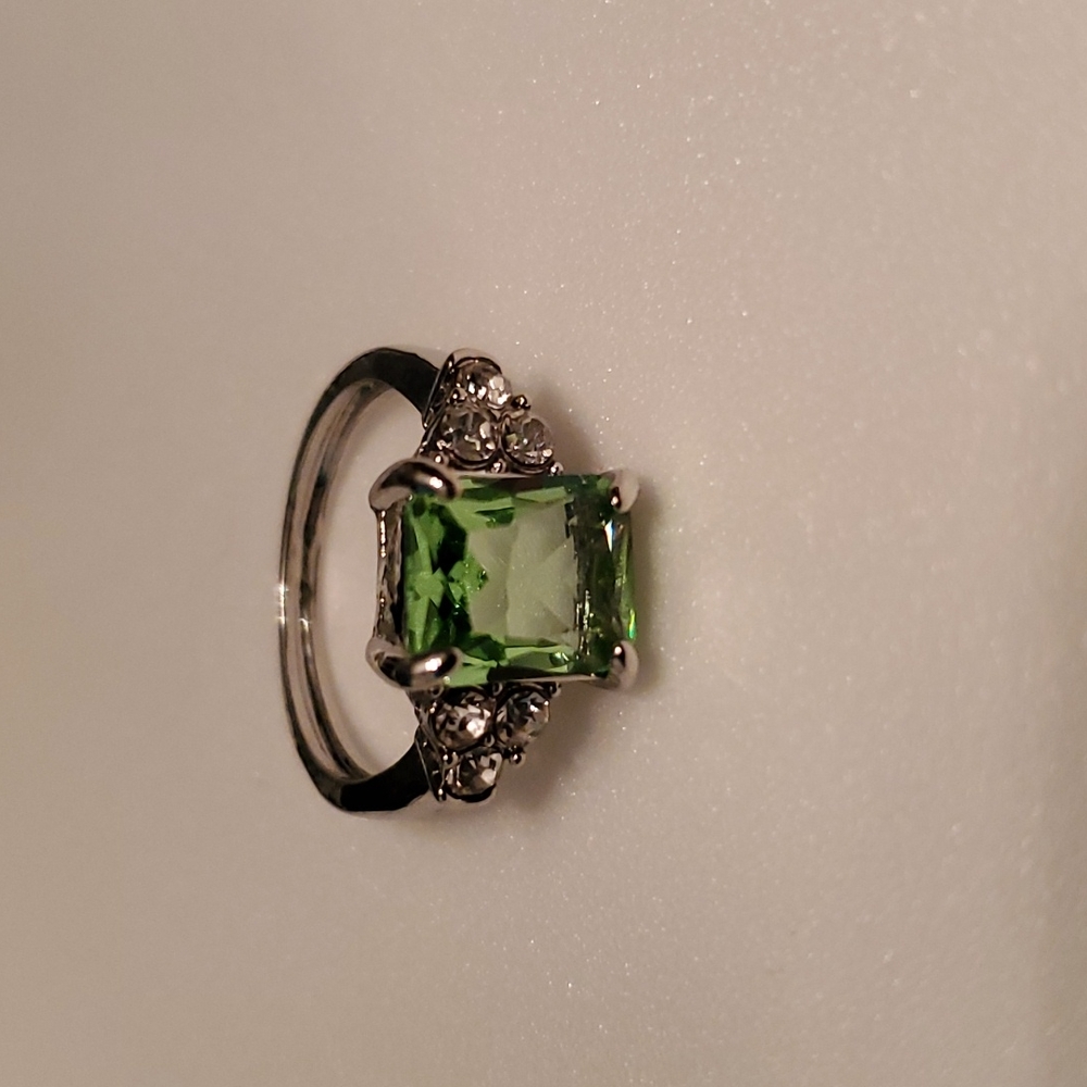 NWOT RING-Silver toned, green square cut setting with clear rhinestones. Size 8 - Picture 1 of 6